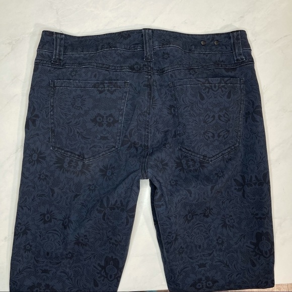 Cabi Blue Floral Lace Print Skinny Jeans Size 8 Artsy Preppy - Picture 5 of 8
